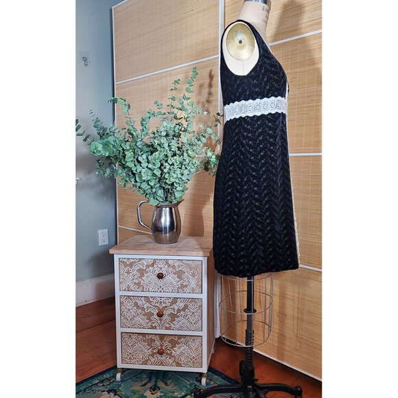 Nearly NWT Vintage Nanette Lepore Embroidered Velvet Cocktail Mini dress size 6 - Picture 3 of 9